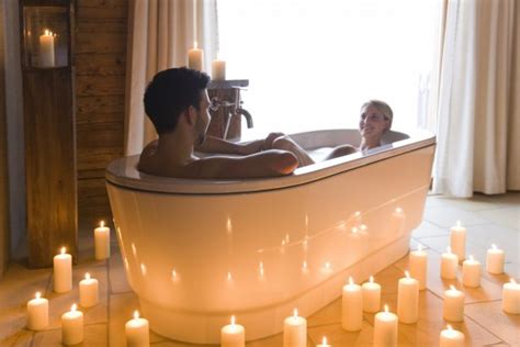 amoureux bain moussant romantique|Rendre une soirée romantique inoubliable avec un bain à deux